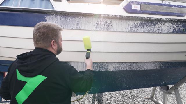 Hp Clean på båtskrog med skumpistol